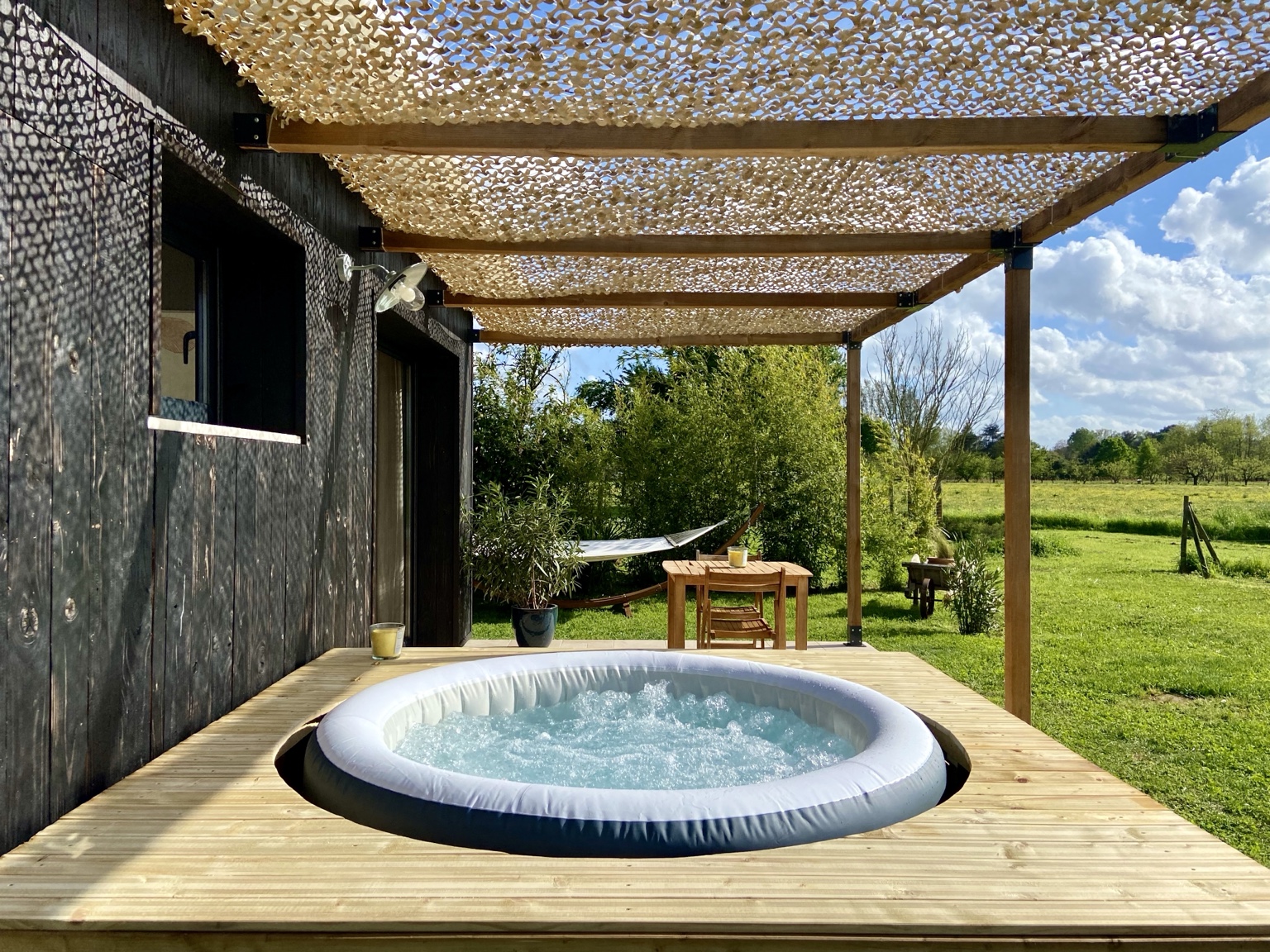 Spa privatif de la tiny house face à la campagne